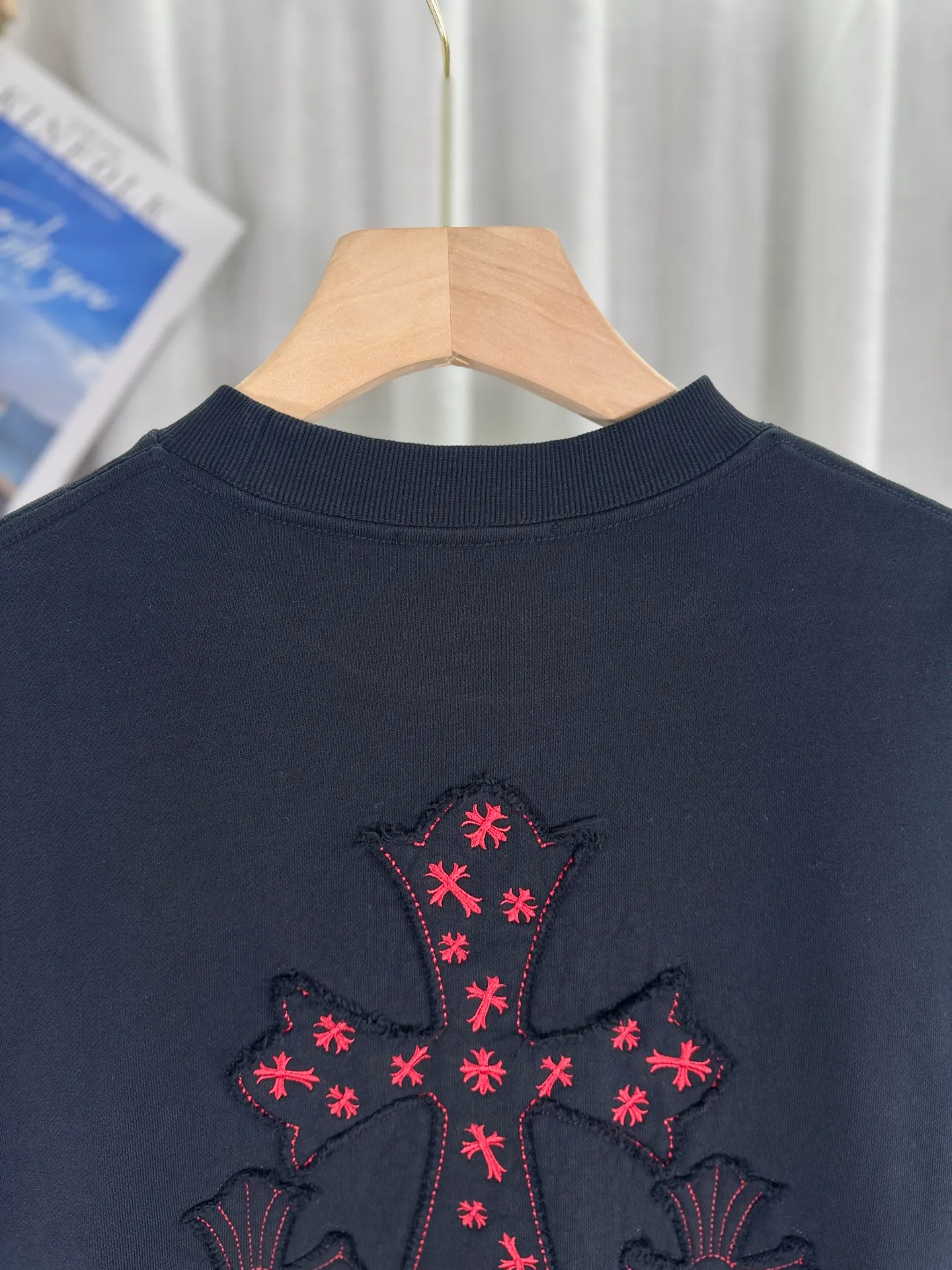 P260 top version, real shot without P, ​​different from market currency) 𝗖𝗵𝗿𝗼𝗺𝗲 𝗛𝗲𝗮𝗿𝘁𝘀/Cro Heart 2025 patch embroidery autumn and winter new original single counter American laser burnt 3D three-dimensional color embroidery couple casual sweatshirt 👑The highest version! Customized fabric 400g tripe terry fabric! American acid-washed and distressed original fabric laser burnt ✟appliqué embroidery and exquisite embroidery of letters! The best-selling model in the counter, very comfortable to wear. Accessories: original molded and authenticated collar label➕100% silk wash label. Genuine purchase-grade original hangtag��matching hanging rope➕3D hanging beads➕original packaging bag. Craftsmanship: The original version has consistent wiring! The highest version of the armhole matching technique! Color: White Black Size: S M L XL Style Number: 25-316